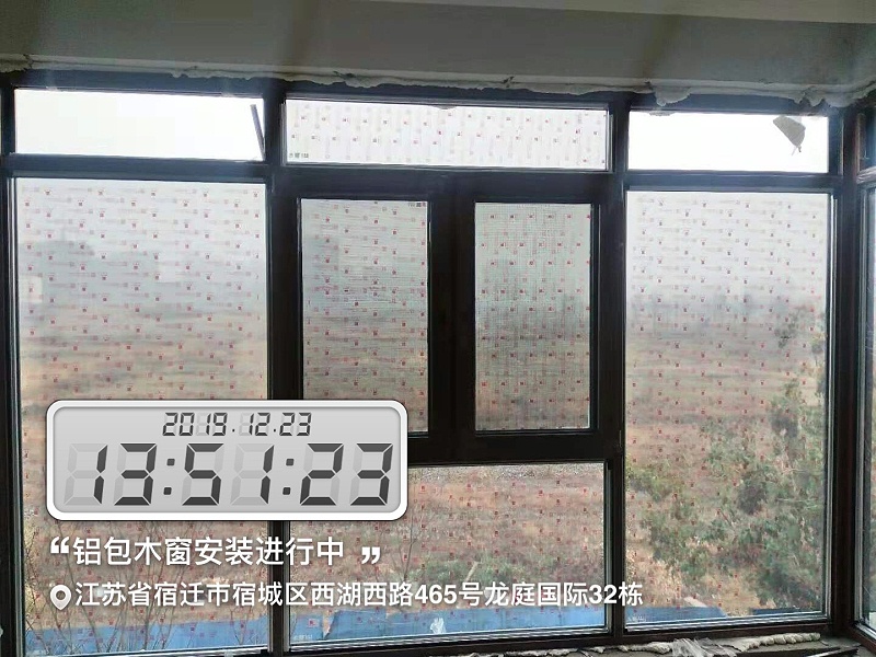 鋁包木門(mén)窗安裝現(xiàn)場(chǎng)